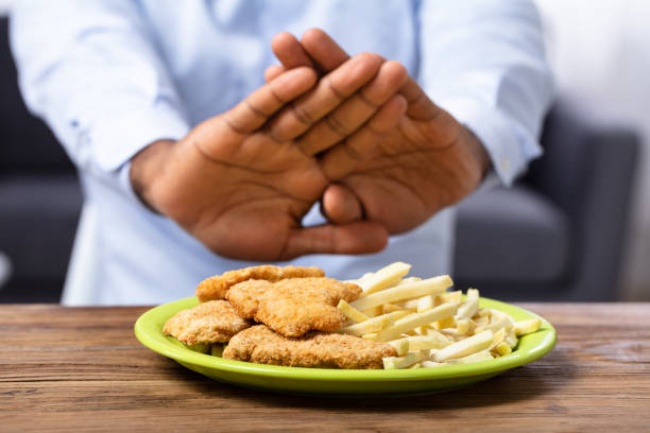 Parar de comer não vai te ajudar no tratamento da SII!